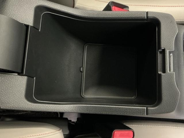 ヴェゼル ｅ：ＨＥＶＰＬａＹ　ナビ　Ｒカメラ　ブルートゥース　フルセグ　衝突被害軽減ブレーキ　カーテンエアバッグ　盗難防止装置　アイドルストップ　Ｐセンサー　ＡＢＳ　ＥＳＣ　フルオートエアコン　シートヒータ　エアバッグ　Ａライト（54枚目）