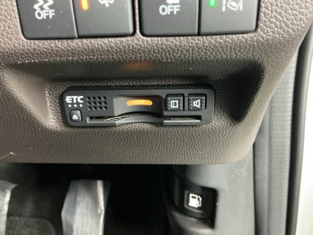 フリードハイブリッド ハイブリッド・Ｇホンダセンシング　ドラレコ　ナビ　Ｒカメラ　ブルートゥース　クルーズＣ　ＤＶＤ視聴　ＵＳＢ接続　ブレーキサポート　ＬＥＤヘットライト　Ｗエアバック　記録簿付き　バックモニタ　アイストップ　地デジフルセグ　キーレス　３列（14枚目）