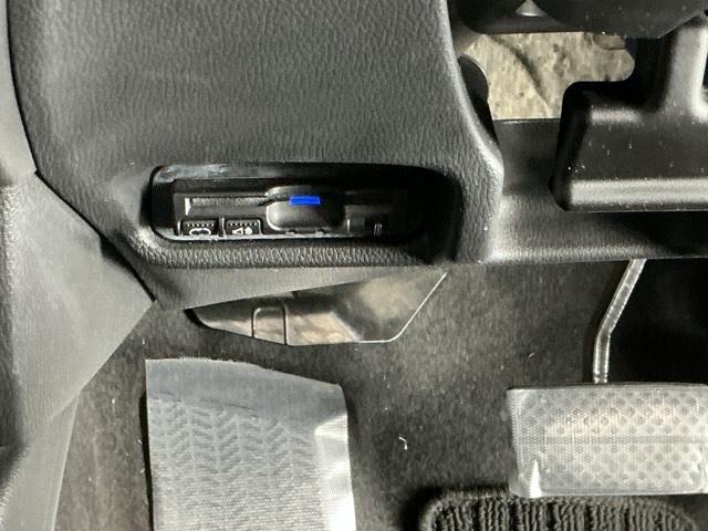 フィットハイブリッド Lパッケージ ナビ Rカメラ ブルートゥース フルセグ 横滑防止 カーテンエアバック DVD視聴 ETC車載器 ECOモード 助手席エアバック クルーズコントロール LEDヘッドライト エアコン エアバック(13枚目)