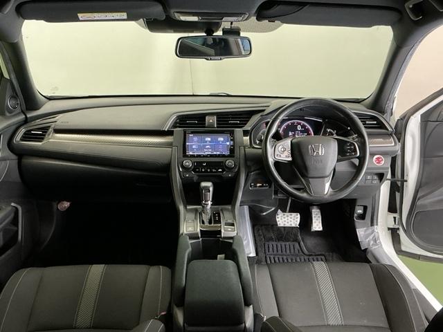 �h���C�o�[�𒆐S�Ɏ��R�Ɏ肪�͂��ʒu�ɂ`�s�Z���N�g���o�[��G�A�R���A�l�X�ȑ���X�C�b�`�Ȃǂ�z�u�A���쐫�ɗD��Ă��܂�