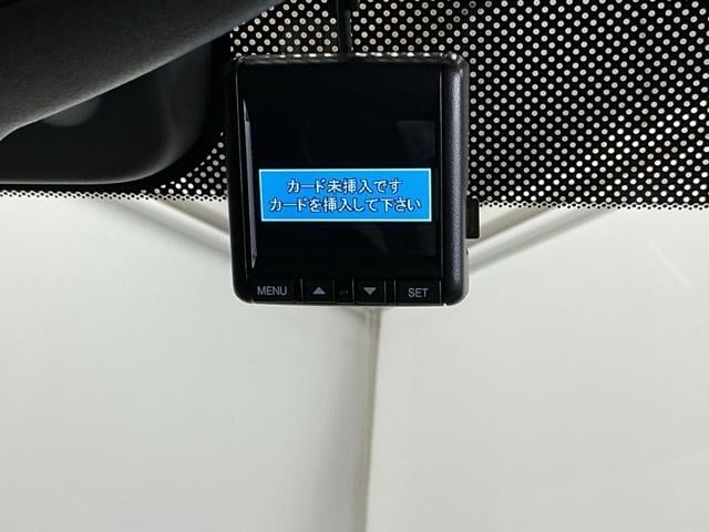 �܂����I�̎��̂��߂Ƀh���C�u���R�[�_�[�������Ă��܂��B�Փ˂����m����ƈ�莞�ԉ摜�������ۑ��ł���̂ň��S�ł�