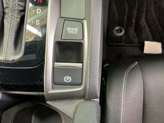 �p�[�L���O�u���[�L�̓X�}�[�g�ȓd�q���䎮�ƍ��킹�ďa�؎����Ƀu���[�L�y�_�����瑫�𗣂��Ă���ԏ�Ԃ�ێ����Ă����I�[�g�u���[�L�z�[���h�@�\�ŉ^�]���y�ɂȂ�܂��B�X�^�[�g�̓A�N�Z���y�_���𓥂ނ���