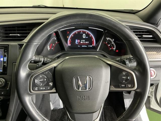 �X�e�A�����O�E�葤�Ɉ��S�^�]�x���@�\�̃z���_�Z���V���O���R���g���[������X�C�b�`�A���葤�ɃI�[�f�B�I�֘A�̃R���g���[���X�C�b�`��z�u�A��������炷���ƂȂ��^�]�ɏW���ł��܂�