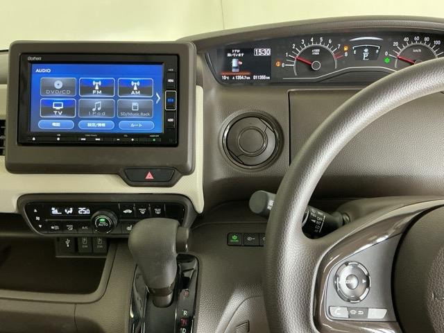 �z���_�����������[�i�r���ڂȂ̂ŁA�����ւ̃h���C�u�����C���������I�X�e�A�����O���葤�ɃI�[�f�B�I�֘A�̃R���g���[���X�C�b�`��z�u���Ă��܂��B���쎞�͎�������炷���ƂȂ��^�]�ɏW���ł��܂�