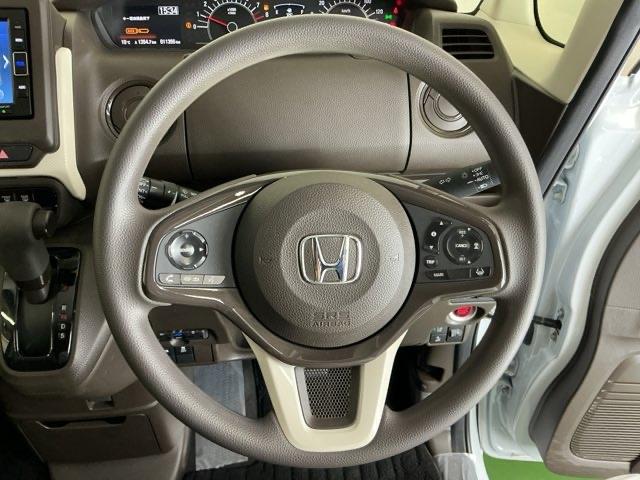 �X�e�A�����O�E�葤�Ɉ��S�^�]�x���@�\�̃z���_�Z���V���O���R���g���[������X�C�b�`�A���葤�ɃI�[�f�B�I�֘A�̃R���g���[���X�C�b�`��z�u�A��������炷���ƂȂ��^�]�ɏW���ł��܂�