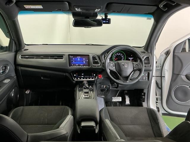 �h���C�o�[�𒆐S�Ɏ��R�Ɏ肪�͂��ʒu�ɂ`�s�Z���N�g���o�[��G�A�R���A�l�X�ȑ���X�C�b�`�Ȃǂ�z�u�A���쐫�ɗD��Ă��܂�