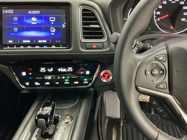 �z���_�����������[�i�r���ڂȂ̂ŁA�����ւ̃h���C�u�����C���������I�X�e�A�����O���葤�ɃI�[�f�B�I�֘A�̃R���g���[���X�C�b�`��z�u���Ă��܂��B���쎞�͎�������炷���ƂȂ��^�]�ɏW���ł��܂�