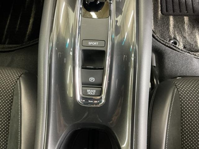 �p�[�L���O�u���[�L�̓X�}�[�g�ȓd�q���䎮�ƍ��킹�ďa�؎����Ƀu���[�L�y�_�����瑫�𗣂��Ă���ԏ�Ԃ�ێ����Ă����I�[�g�u���[�L�z�[���h�@�\�ŉ^�]���y�ɂȂ�܂��B�X�^�[�g�̓A�N�Z���y�_���𓥂ނ���