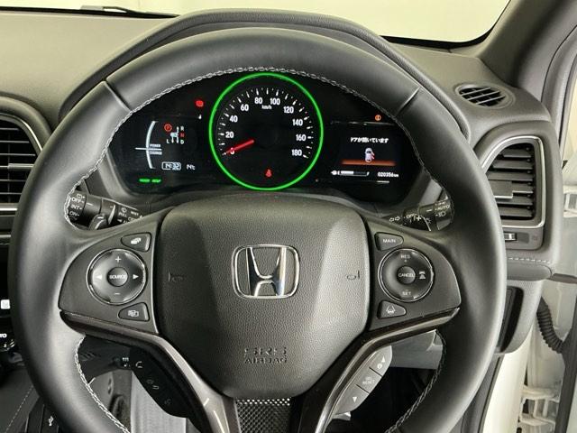 �X�e�A�����O�E�葤�Ɉ��S�^�]�x���@�\�̃z���_�Z���V���O���R���g���[������X�C�b�`�A���葤�ɃI�[�f�B�I�֘A�̃R���g���[���X�C�b�`��z�u�A��������炷���ƂȂ��^�]�ɏW���ł��܂�