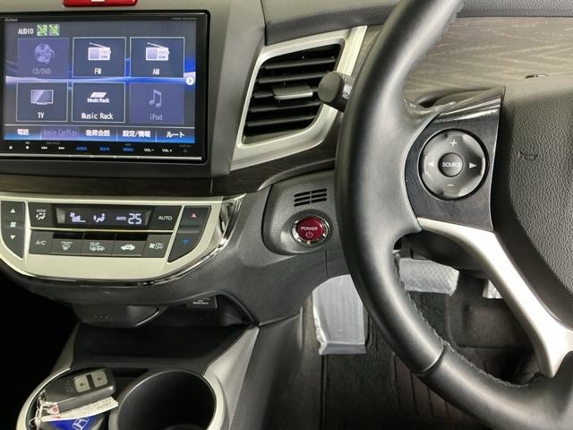 �z���_�����������[�i�r���ڂȂ̂ŁA�����ւ̃h���C�u�����C���������I�X�e�A�����O���葤�ɃI�[�f�B�I�֘A�̃R���g���[���X�C�b�`��z�u���Ă��܂��B���쎞�͎�������炷���ƂȂ��^�]�ɏW���ł��܂�