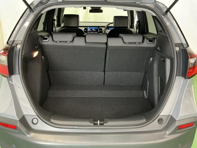 フィット ｅ：ＨＥＶクロスター　ナビ　Ｒカメラ　ブルートゥース　フルセグ　スマキー　ソナー　カーテンエアバック　セキュリティーアラーム　クルコン　ＥＴＣ装備　パワーウィンド　ＵＳＢ接続　ＬＥＤヘッドライト　ドラレコ付き　Ｂカメラ（29枚目）