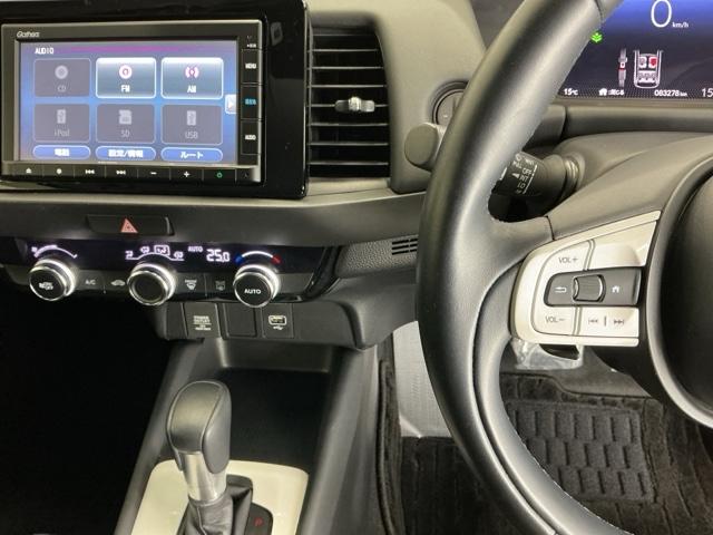 フィット e:HEVホーム ドラレコ ナビ Rカメラ ブルートゥース コーナーセンサ Bモニ ETC搭載 カーテンエアバッグ イモビライザー 記録簿付 ECON AUTOライト LEDヘッドランプ USB スマートキ エアバック(3枚目)