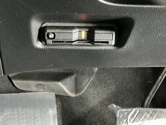 フィット e:HEVホーム ドラレコ ナビ Rカメラ ブルートゥース コーナーセンサ Bモニ ETC搭載 カーテンエアバッグ イモビライザー 記録簿付 ECON AUTOライト LEDヘッドランプ USB スマートキ エアバック(15枚目)