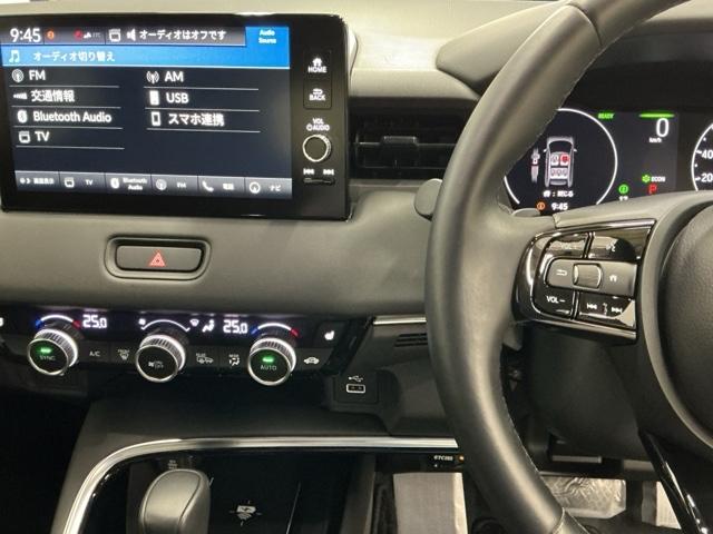 ヴェゼル ｅ：ＨＥＶＺ　ナビ　Ｒカメラ　ブルートゥース　フルセグ　地上デジタル　ＵＳＢ入力　シートＨ　サイドエアＢ　パークセンサー　リヤカメラ　点検記録簿　ＬＥＤヘットライト　ＥＳＣ　パワステ　ＡＡＣ　エアバック　ＡＢＳ（3枚目）