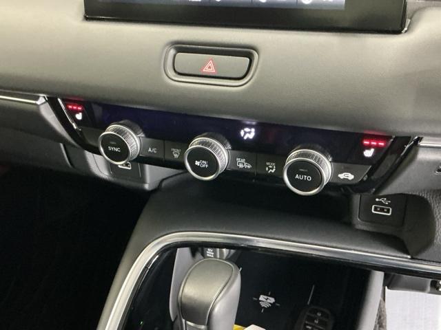 ヴェゼル ｅ：ＨＥＶＺ　ナビ　Ｒカメラ　ブルートゥース　フルセグ　地上デジタル　ＵＳＢ入力　シートＨ　サイドエアＢ　パークセンサー　リヤカメラ　点検記録簿　ＬＥＤヘットライト　ＥＳＣ　パワステ　ＡＡＣ　エアバック　ＡＢＳ（14枚目）