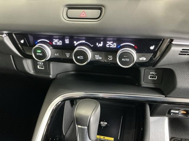 ヴェゼル ｅ：ＨＥＶＺ　ナビ　Ｒカメラ　ブルートゥース　フルセグ　地上デジタル　ＵＳＢ入力　シートＨ　サイドエアＢ　パークセンサー　リヤカメラ　点検記録簿　ＬＥＤヘットライト　ＥＳＣ　パワステ　ＡＡＣ　エアバック　ＡＢＳ（15枚目）