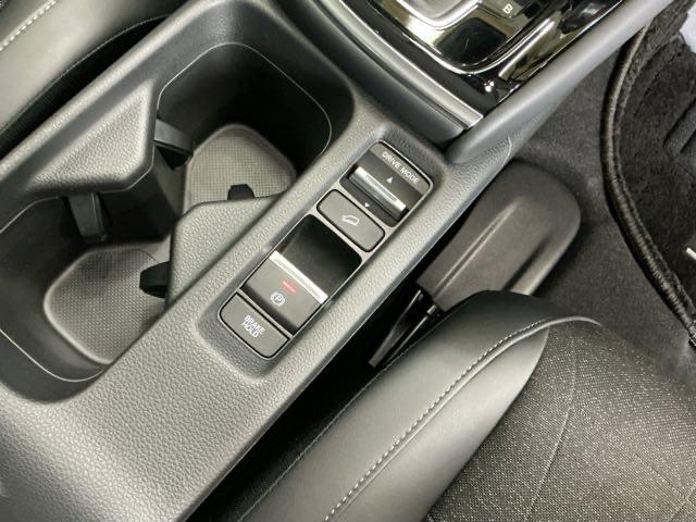 ヴェゼル ｅ：ＨＥＶＺ　ナビ　Ｒカメラ　ブルートゥース　フルセグ　地上デジタル　ＵＳＢ入力　シートＨ　サイドエアＢ　パークセンサー　リヤカメラ　点検記録簿　ＬＥＤヘットライト　ＥＳＣ　パワステ　ＡＡＣ　エアバック　ＡＢＳ（16枚目）