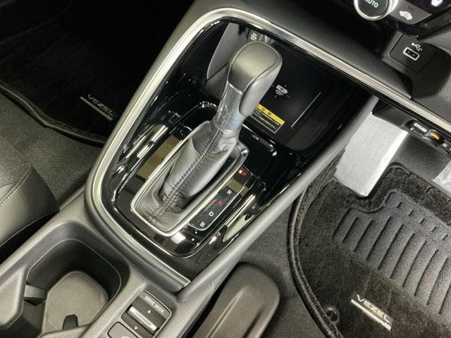 ヴェゼル ｅ：ＨＥＶＺ　ナビ　Ｒカメラ　ブルートゥース　フルセグ　地上デジタル　ＵＳＢ入力　シートＨ　サイドエアＢ　パークセンサー　リヤカメラ　点検記録簿　ＬＥＤヘットライト　ＥＳＣ　パワステ　ＡＡＣ　エアバック　ＡＢＳ（17枚目）