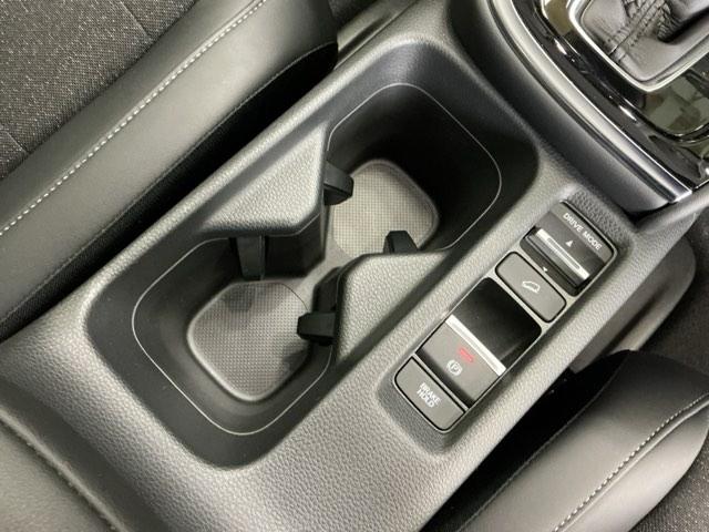 ヴェゼル ｅ：ＨＥＶＺ　ナビ　Ｒカメラ　ブルートゥース　フルセグ　地上デジタル　ＵＳＢ入力　シートＨ　サイドエアＢ　パークセンサー　リヤカメラ　点検記録簿　ＬＥＤヘットライト　ＥＳＣ　パワステ　ＡＡＣ　エアバック　ＡＢＳ（18枚目）