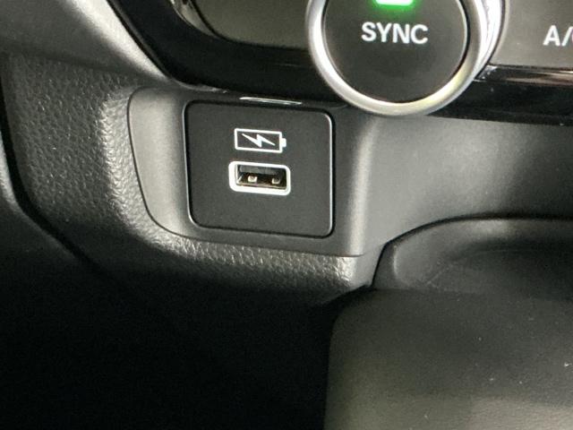 ヴェゼル ｅ：ＨＥＶＺ　ナビ　Ｒカメラ　ブルートゥース　フルセグ　地上デジタル　ＵＳＢ入力　シートＨ　サイドエアＢ　パークセンサー　リヤカメラ　点検記録簿　ＬＥＤヘットライト　ＥＳＣ　パワステ　ＡＡＣ　エアバック　ＡＢＳ（20枚目）