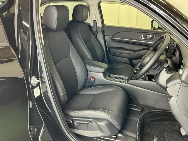 ヴェゼル ｅ：ＨＥＶＺ　ナビ　Ｒカメラ　ブルートゥース　フルセグ　地上デジタル　ＵＳＢ入力　シートＨ　サイドエアＢ　パークセンサー　リヤカメラ　点検記録簿　ＬＥＤヘットライト　ＥＳＣ　パワステ　ＡＡＣ　エアバック　ＡＢＳ（25枚目）