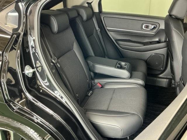 ヴェゼル ｅ：ＨＥＶＺ　ナビ　Ｒカメラ　ブルートゥース　フルセグ　地上デジタル　ＵＳＢ入力　シートＨ　サイドエアＢ　パークセンサー　リヤカメラ　点検記録簿　ＬＥＤヘットライト　ＥＳＣ　パワステ　ＡＡＣ　エアバック　ＡＢＳ（26枚目）