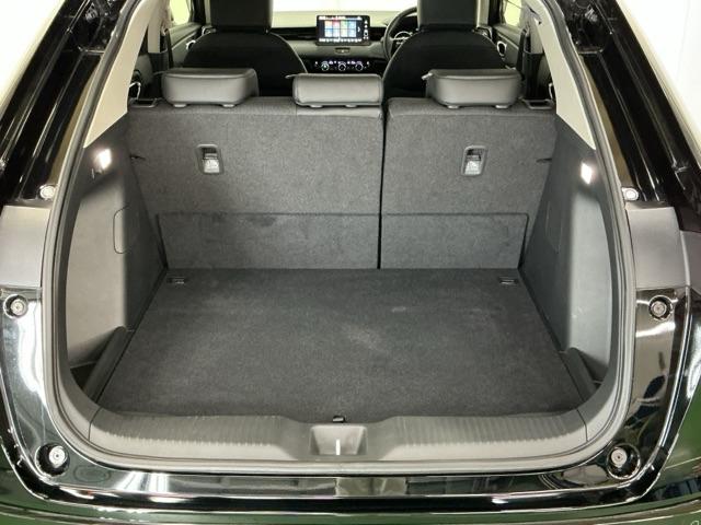 ヴェゼル ｅ：ＨＥＶＺ　ナビ　Ｒカメラ　ブルートゥース　フルセグ　地上デジタル　ＵＳＢ入力　シートＨ　サイドエアＢ　パークセンサー　リヤカメラ　点検記録簿　ＬＥＤヘットライト　ＥＳＣ　パワステ　ＡＡＣ　エアバック　ＡＢＳ（31枚目）