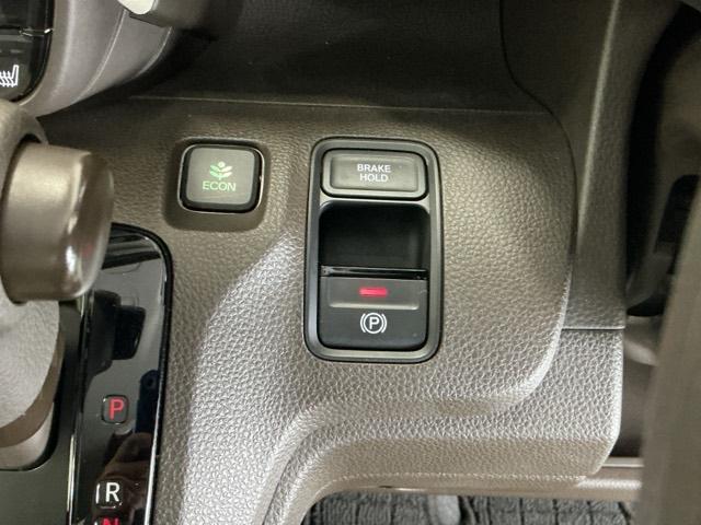 �p�[�L���O�u���[�L�̓X�}�[�g�ȓd�q���䎮�ƍ��킹�ďa�؎����Ƀu���[�L�y�_�����瑫�𗣂��Ă���ԏ�Ԃ�ێ����Ă����I�[�g�u���[�L�z�[���h�@�\�ŉ^�]���y�ɂȂ�܂��B�X�^�[�g�̓A�N�Z���y�_���𓥂ނ���