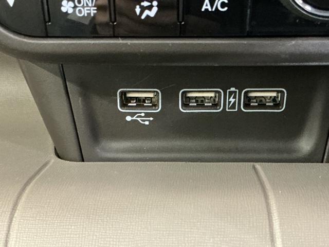 �t�r�a���͒[�q���Ă܂��B�t�r�a��������ڑ����ĉ��y�t�@�C���A�摜�t�@�C���A����t�@�C���Ȃǂ��i�r��ʂŊy���߂܂��@���ꕔ�̃f�B�X�v���C�I�[�f�B�I�A�b�c�`���[�i�[�̏ꍇ�͉��y�t�@�C���݂̂ƂȂ�܂�