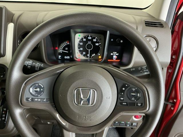 �X�e�A�����O�E�葤�Ɉ��S�^�]�x���@�\�̃z���_�Z���V���O���R���g���[������X�C�b�`�A���葤�ɃI�[�f�B�I�֘A�̃R���g���[���X�C�b�`��z�u�A��������炷���ƂȂ��^�]�ɏW���ł��܂�