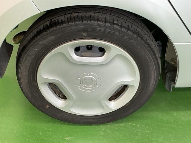 �X�`�[���z�C�[���ɂ͂��ꂢ�ɃN���[�j���O���ꂽ�z�C�[���g�����i�L���b�v�j���t���Ă��܂�