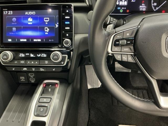 �z���_�����������[�i�r���ڂȂ̂ŁA�����ւ̃h���C�u�����C���������I�X�e�A�����O���葤�ɃI�[�f�B�I�֘A�̃R���g���[���X�C�b�`��z�u���Ă��܂��B���쎞�͎�������炷���ƂȂ��^�]�ɏW���ł��܂�