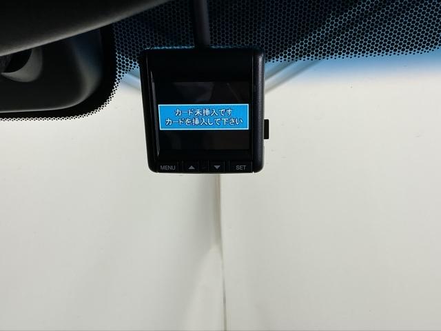 �܂����I�̎��̂��߂Ƀh���C�u���R�[�_�[�������Ă��܂��B�Փ˂����m����ƈ�莞�ԉ摜�������ۑ��ł���̂ň��S�ł�