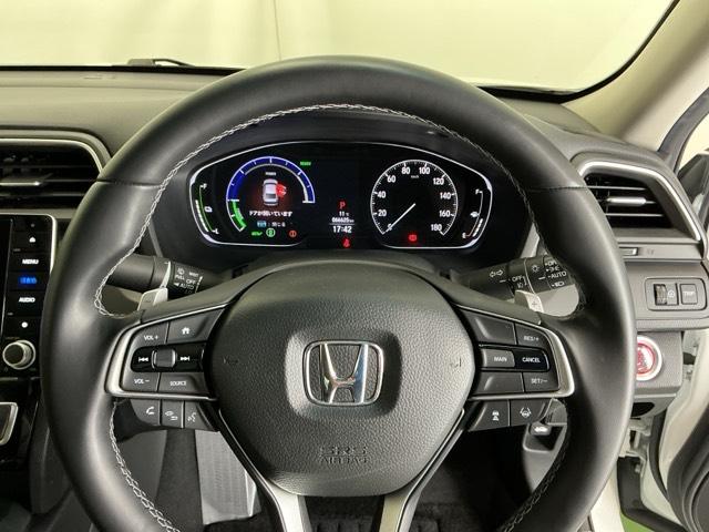 �X�e�A�����O�E�葤�Ɉ��S�^�]�x���@�\�̃z���_�Z���V���O���R���g���[������X�C�b�`�A���葤�ɃI�[�f�B�I�֘A�̃R���g���[���X�C�b�`��z�u�A��������炷���ƂȂ��^�]�ɏW���ł��܂�