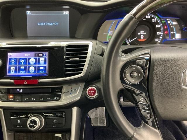 �z���_�����g�c�c�i�r���ڂȂ̂ŁA�����ւ̃h���C�u�����C���������I�X�e�A�����O���葤�ɃI�[�f�B�I�֘A�̃R���g���[���X�C�b�`��z�u���Ă��܂��B���쎞�͎�������炷���ƂȂ��^�]�ɏW���ł��܂�