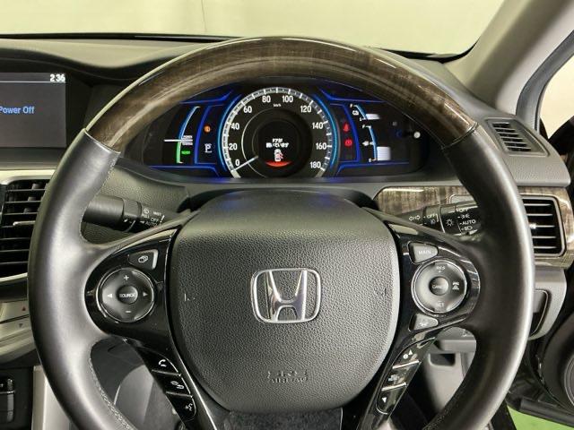 �X�e�A�����O�E�葤�Ɉ��S�^�]�x���@�\�̃z���_�Z���V���O���R���g���[������X�C�b�`�A���葤�ɃI�[�f�B�I�֘A�̃R���g���[���X�C�b�`��z�u�A��������炷���ƂȂ��^�]�ɏW���ł��܂�