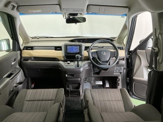 �h���C�o�[�𒆐S�Ɏ��R�Ɏ肪�͂��ʒu�ɃG�A�R���A�l�X�ȑ���X�C�b�`�Ȃǂ�z�u�A���쐫�ɗD��Ă��܂�