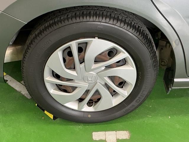 �X�`�[���z�C�[���ɂ͂��ꂢ�ɃN���[�j���O���ꂽ�z�C�[���g�����i�L���b�v�j���t���Ă��܂�