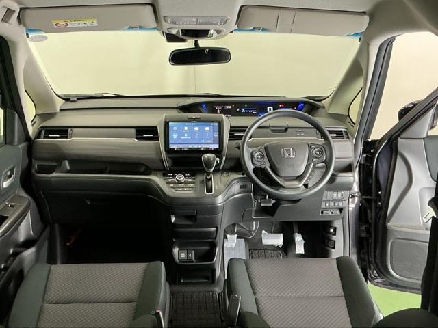 フリード Ｇブラックスタイル　ナビ　Ｒカメラ　ブルートゥース　フルセグ　シートヒータ　三列シート　イモビ　横滑り防止　両電動スライドドア　コーナーセンサー　記録簿　リアカメラ　オートエアコン　クルコン　キーフリー　スマートキー（2枚目）