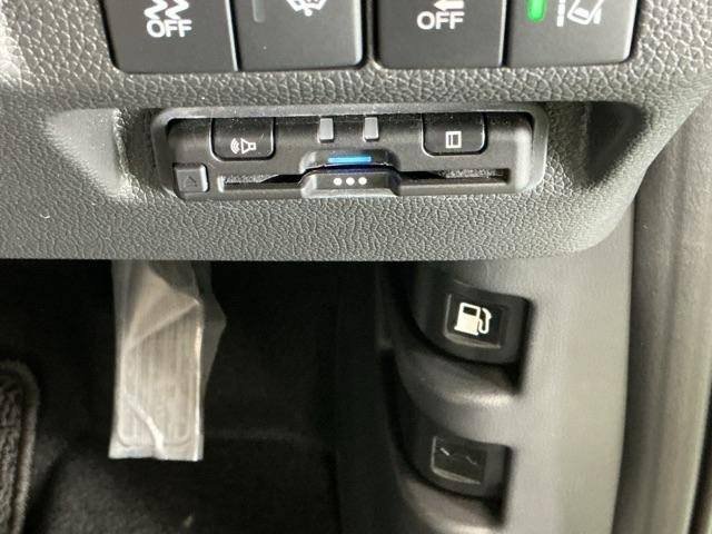 フリード Ｇブラックスタイル　ナビ　Ｒカメラ　ブルートゥース　フルセグ　シートヒータ　三列シート　イモビ　横滑り防止　両電動スライドドア　コーナーセンサー　記録簿　リアカメラ　オートエアコン　クルコン　キーフリー　スマートキー（13枚目）