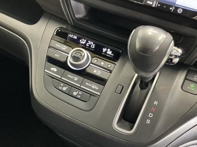 フリード Ｇブラックスタイル　ナビ　Ｒカメラ　ブルートゥース　フルセグ　シートヒータ　三列シート　イモビ　横滑り防止　両電動スライドドア　コーナーセンサー　記録簿　リアカメラ　オートエアコン　クルコン　キーフリー　スマートキー（16枚目）