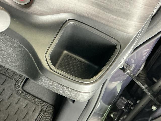 フリード Ｇブラックスタイル　ナビ　Ｒカメラ　ブルートゥース　フルセグ　シートヒータ　三列シート　イモビ　横滑り防止　両電動スライドドア　コーナーセンサー　記録簿　リアカメラ　オートエアコン　クルコン　キーフリー　スマートキー（17枚目）