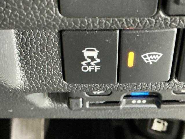 フリード Ｇブラックスタイル　ナビ　Ｒカメラ　ブルートゥース　フルセグ　シートヒータ　三列シート　イモビ　横滑り防止　両電動スライドドア　コーナーセンサー　記録簿　リアカメラ　オートエアコン　クルコン　キーフリー　スマートキー（25枚目）