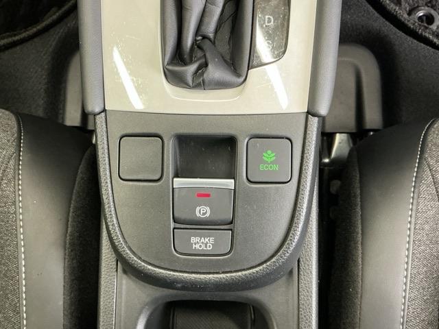 フィット ホーム　ドラレコ　ナビ　Ｒカメラ　ＣＤ　ＥＴＣ　カーテンエアバック　誤発進抑制機能　前後障害物センサー　ＶＳＡ　イモビライザー　スマ－トキ－　ＵＳＢ　オートライト　ＬＥＤヘッドライト　クルコン　ＡＢＳ　記録簿（16枚目）