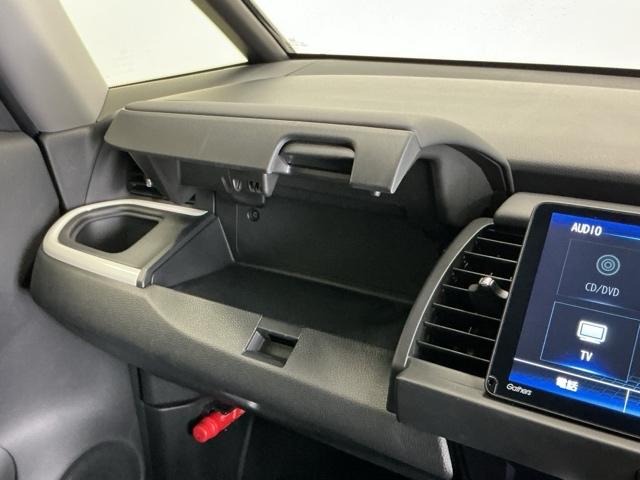 フィット ホーム　ドラレコ　ナビ　Ｒカメラ　ＣＤ　ＥＴＣ　カーテンエアバック　誤発進抑制機能　前後障害物センサー　ＶＳＡ　イモビライザー　スマ－トキ－　ＵＳＢ　オートライト　ＬＥＤヘッドライト　クルコン　ＡＢＳ　記録簿（52枚目）