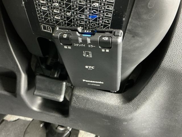 フィット １３Ｇ・Ｓパッケージ　ナビ　ブルートゥース　ＣＤ　ＤＶＤ　フルセグ　ＬＥＤ　イモビライザー　エアコン　スマートキー　キーレス　パワーステアリング　Ｗエアバック　パワーウインドウ　ＥＳＣ　アイドリングストップ　記録簿　ＡＢＳ（12枚目）