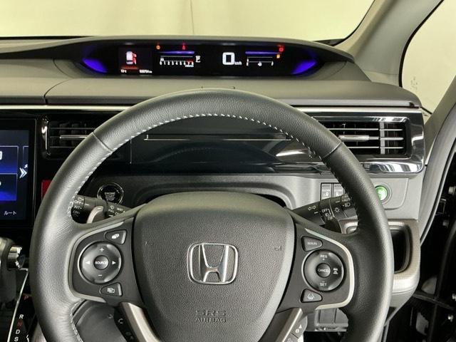 �X�e�A�����O�E�葤�Ɉ��S�^�]�x���@�\�̃z���_�Z���V���O���R���g���[������X�C�b�`�A���葤�ɃI�[�f�B�I�֘A�̃R���g���[���X�C�b�`��z�u�A��������炷���ƂȂ��^�]�ɏW���ł��܂�