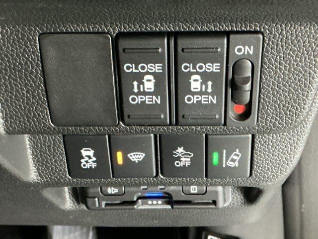 フリード Ｇブラックスタイル　ドラレコ　ナビ　Ｒカメラ　ブルートゥース　シートヒータ　三列シート　イモビ　横滑り防止　両電動スライドドア　記録簿　リアカメラ　オートエアコン　クルコン　フルセグテレビ　キーフリー　スマートキー（24枚目）