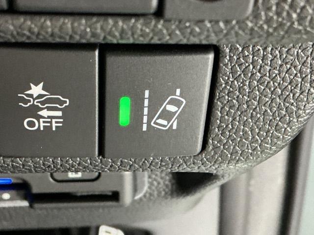 フリード Ｇブラックスタイル　ドラレコ　ナビ　Ｒカメラ　ブルートゥース　シートヒータ　三列シート　イモビ　横滑り防止　両電動スライドドア　記録簿　リアカメラ　オートエアコン　クルコン　フルセグテレビ　キーフリー　スマートキー（25枚目）