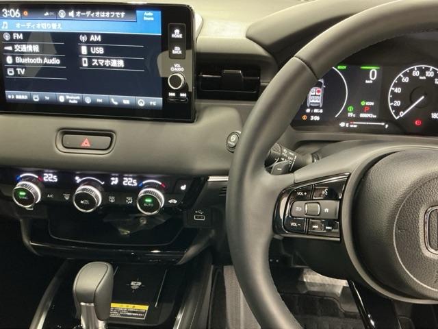 �z���_�����������[�i�r���ڂȂ̂ŁA�����ւ̃h���C�u�����C���������I�X�e�A�����O���葤�ɃI�[�f�B�I�֘A�̃R���g���[���X�C�b�`��z�u���Ă��܂��B���쎞�͎�������炷���ƂȂ��^�]�ɏW���ł��܂�